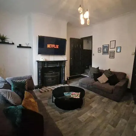 Contractor's Haven: 4-Room House with Smart TV and Parking Wednesbury Exterior photo
