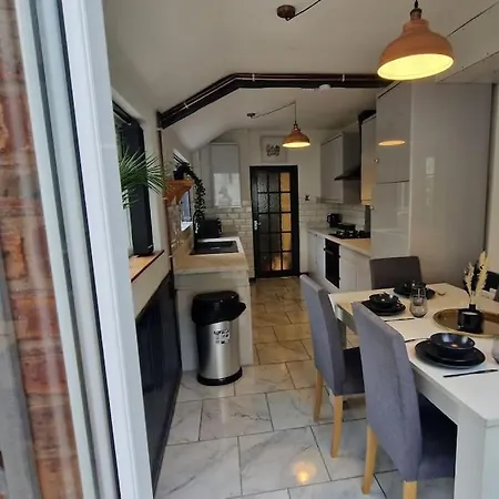 Contractor's Haven: 4-Room House with Smart TV and Parking Wednesbury Exterior photo
