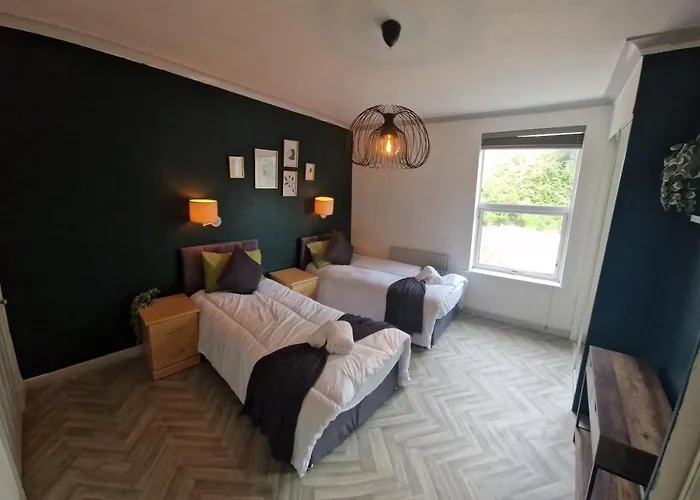 Spacious House With 4-Room Sleeps 8 Ideal For Contractors & Groups ,Family - Smart Tv - Netflix - Parking - Birmingham 20Min M6 J9