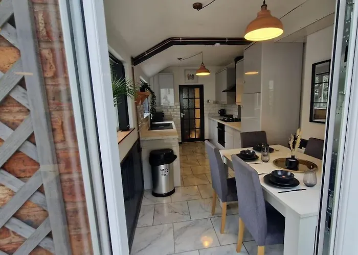 Spacious House With 4-Room Sleeps 8 Ideal For Contractors & Groups ,Family - Smart Tv - Netflix - Parking - Birmingham 20Min M6 J9