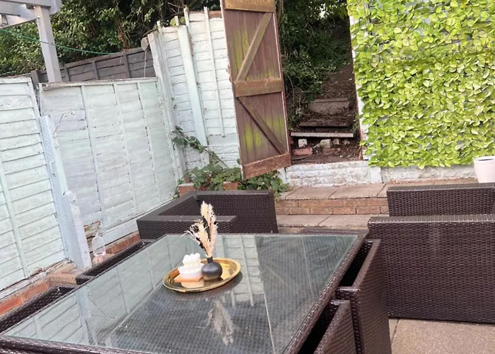 Spacious House With 4-Room Sleeps 8 Ideal For Contractors & Groups ,Family - Smart Tv - Netflix - Parking - Birmingham 20Min M6 J9