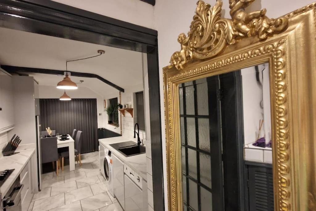 Contractor's Haven: 4-room House With Smart Tv And Parking