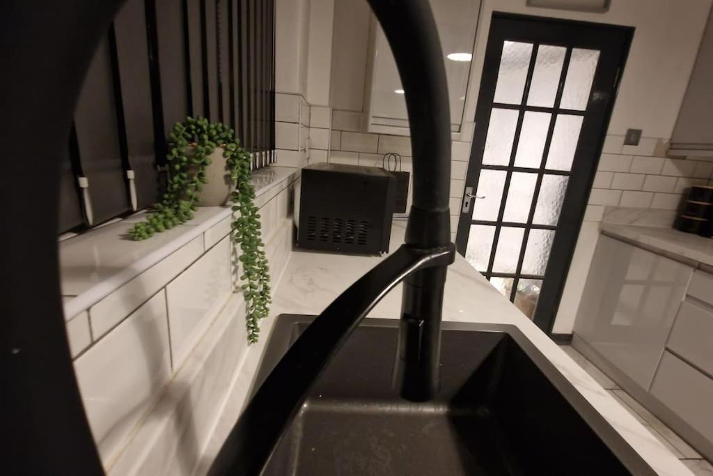 Contractor's Haven: 4-room House With Smart Tv And Parking Holiday home *
