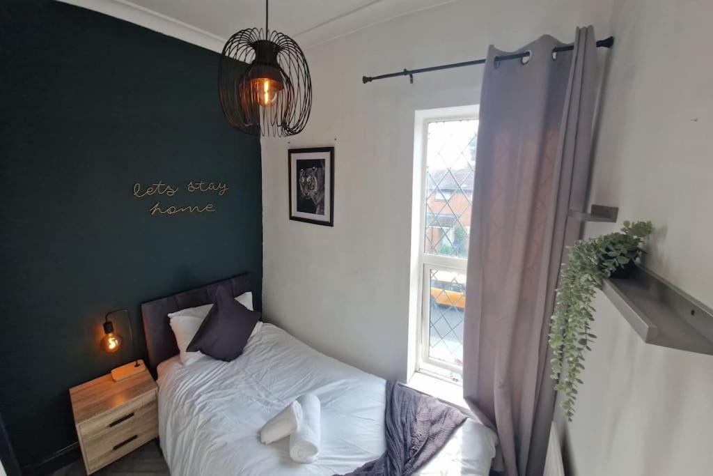 Contractor's Haven: 4-room House With Smart Tv And Parking *