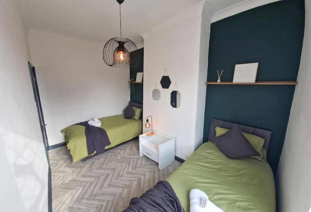 Contractor's Haven: 4-room House With Smart Tv And Parking Holiday home *