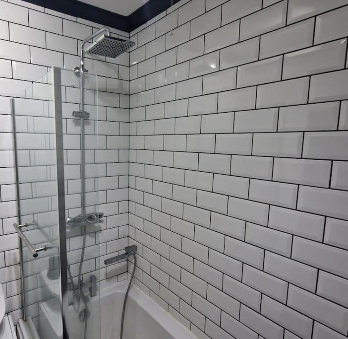 Holiday home Contractor's Haven: 4-room House With Smart Tv And Parking *
