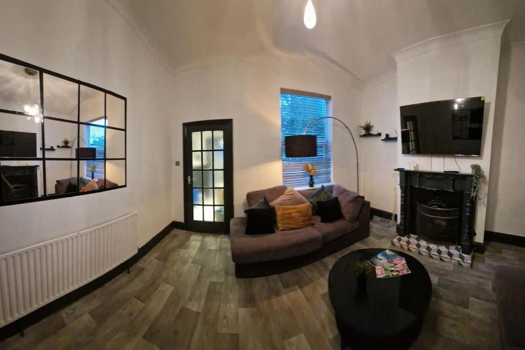 Contractor's Haven: 4-room House With Smart Tv And Parking Holiday home